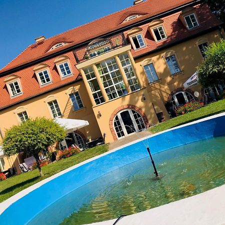Schloss Цеденик Экстерьер фото