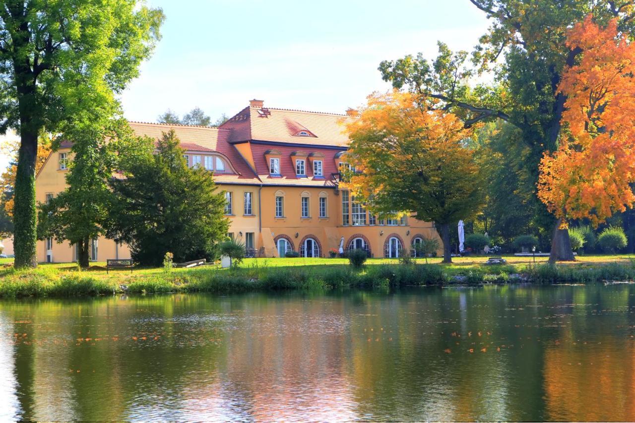 Schloss Цеденик Экстерьер фото